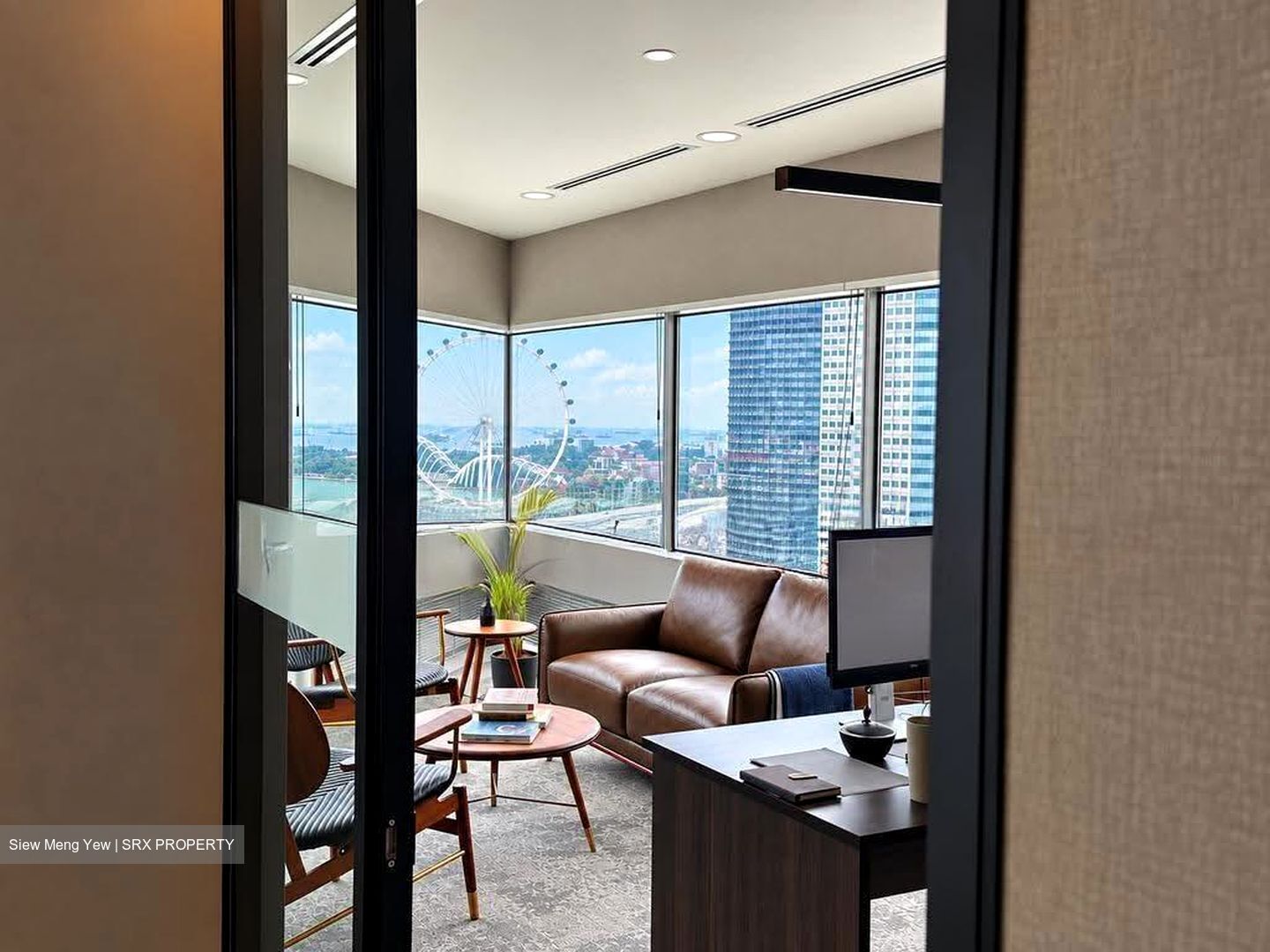 Gateway East (D7), Office #622071111